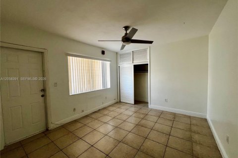 Condo in North Miami Beach, Florida, 2 bedrooms  № 2243839 - photo 11