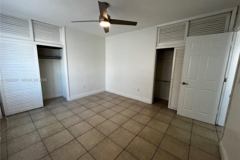 Condo in North Miami Beach, Florida, 2 bedrooms  № 2243839 - photo 12