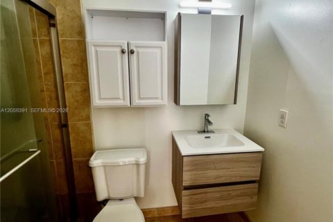 Condo in North Miami Beach, Florida, 2 bedrooms  № 2243839 - photo 9