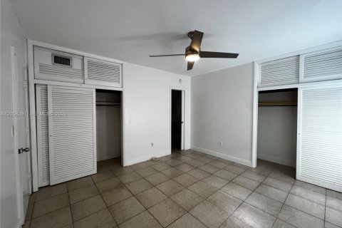 Condo in North Miami Beach, Florida, 2 bedrooms  № 2243839 - photo 8
