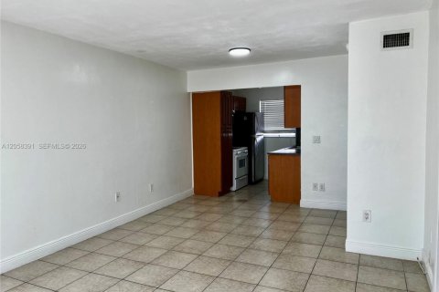 Condo in North Miami Beach, Florida, 2 bedrooms  № 2243839 - photo 2