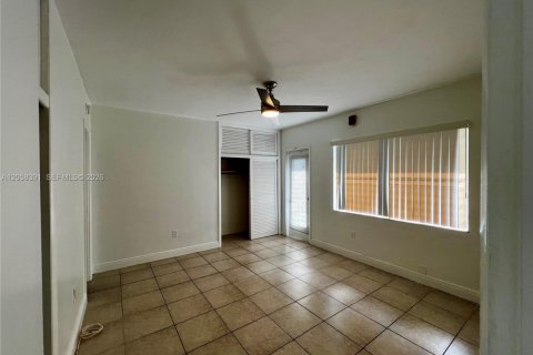 Condo in North Miami Beach, Florida, 2 bedrooms  № 2243839 - photo 7