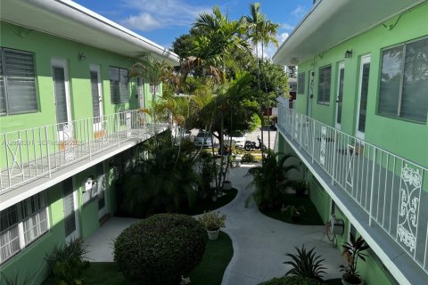 Condo in North Miami Beach, Florida, 2 bedrooms  № 2243839 - photo 16