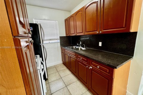 Condo in North Miami Beach, Florida, 2 bedrooms  № 2243839 - photo 4