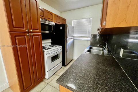 Condo in North Miami Beach, Florida, 2 bedrooms  № 2243839 - photo 3