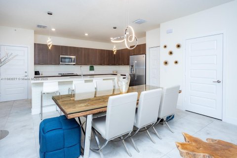 Touwnhouse à louer à Doral, Floride: 4 chambres, 160.91 m2 № 1930796 - photo 4
