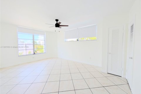 Condo in Bay Harbor Islands, Florida, 2 bedrooms  № 1879019 - photo 11