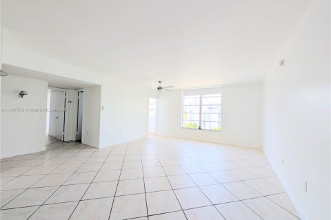 Condo in Bay Harbor Islands, Florida, 2 bedrooms  № 1879019 - photo 8