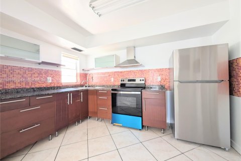 Condo in Bay Harbor Islands, Florida, 2 bedrooms  № 1879019 - photo 9