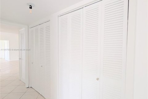 Condo in Bay Harbor Islands, Florida, 2 bedrooms  № 1879019 - photo 19