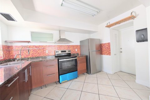 Condo in Bay Harbor Islands, Florida, 2 bedrooms  № 1879019 - photo 10