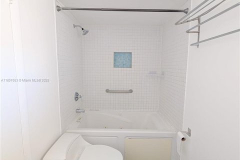 Condo in Bay Harbor Islands, Florida, 2 bedrooms  № 1879019 - photo 18