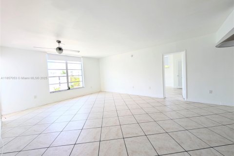 Condo in Bay Harbor Islands, Florida, 2 bedrooms  № 1879019 - photo 7