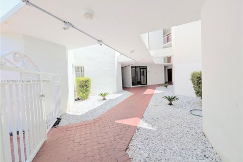 Condo in Bay Harbor Islands, Florida, 2 bedrooms  № 1879019 - photo 3