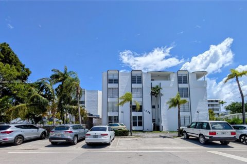 Condo in Bay Harbor Islands, Florida, 2 bedrooms  № 1879019 - photo 1