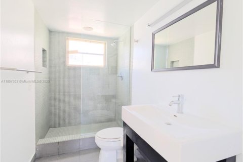 Condo in Bay Harbor Islands, Florida, 2 bedrooms  № 1879019 - photo 14