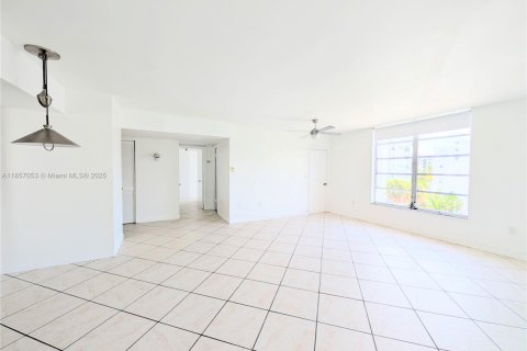 Condo in Bay Harbor Islands, Florida, 2 bedrooms  № 1879019 - photo 20