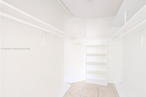 Condo in Bay Harbor Islands, Florida, 2 bedrooms  № 1879019 - photo 13