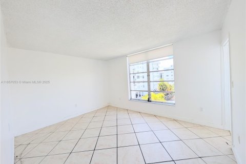 Condo in Bay Harbor Islands, Florida, 2 bedrooms  № 1879019 - photo 15