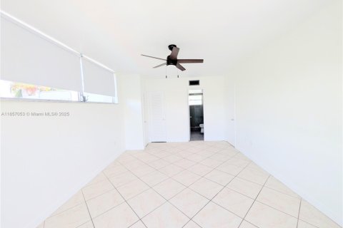 Condo in Bay Harbor Islands, Florida, 2 bedrooms  № 1879019 - photo 12