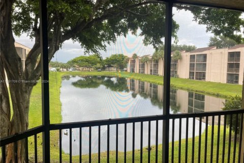 Condo in Miramar, Florida, 2 bedrooms  № 1698706 - photo 10