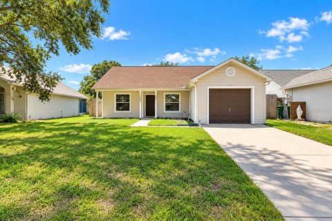 House in Eustis, Florida 2 bedrooms, 94.76 sq.m. № 2353388