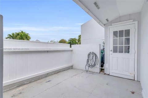 Снять в аренду таунхаус в Катлер-Бей, Флорида 2 спальни, 92.9м2, № 2032322 - фото 3