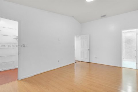 Снять в аренду таунхаус в Катлер-Бей, Флорида 2 спальни, 92.9м2, № 2032322 - фото 12