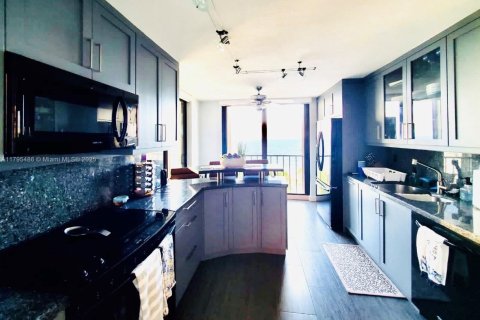 Снять в аренду квартиру в Форт-Лодердейл, Флорида 2 спальни, 139.35м2, № 1940850 - фото 8