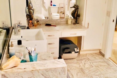 Снять в аренду квартиру в Форт-Лодердейл, Флорида 2 спальни, 139.35м2, № 1940850 - фото 13