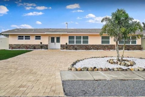 House in Saint Petersburg, Florida 3 bedrooms, 140.47 sq.m. № 2098683