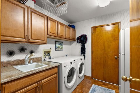House in Palm Harbor, Florida 5 bedrooms, 362.88 sq.m. № 1782707 - photo 21