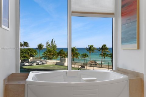 Condo in Sunny Isles Beach, Florida, 3 bedrooms № 2082680 - photo 24