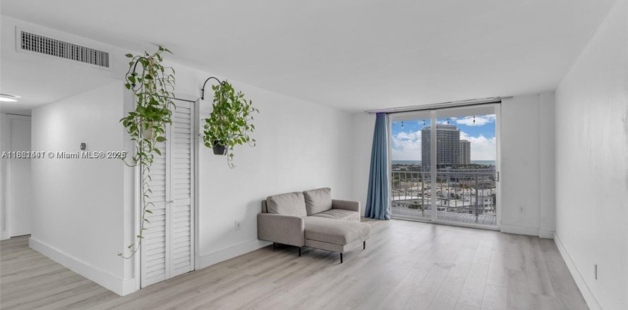 Кондоминиум с 2 спальнями в Майами-Бич, Флорида № 2055263