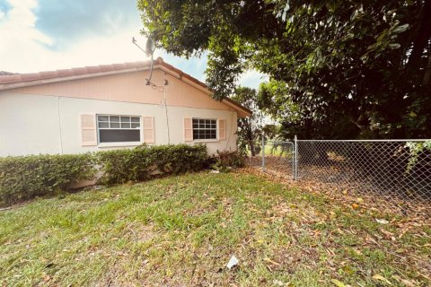 Villa ou maison à louer à West Palm Beach, Floride: 3 chambres, 189.33 m2 № 1208651 - photo 1