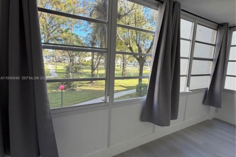 Condo in Lauderdale Lakes, Florida, 1 bedroom  № 2000270 - photo 6