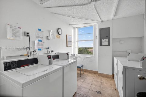 Condo in Lauderdale Lakes, Florida, 1 bedroom  № 2000270 - photo 17