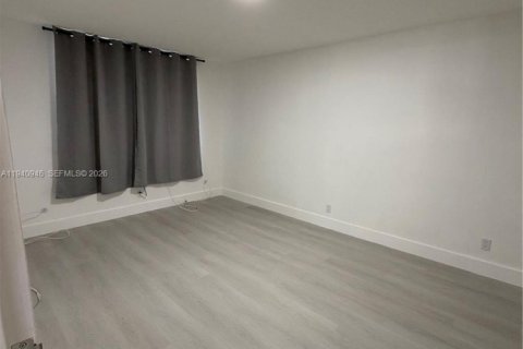 Condo in Lauderdale Lakes, Florida, 1 bedroom  № 2000270 - photo 8