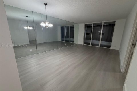 Condo in Lauderdale Lakes, Florida, 1 bedroom  № 2000270 - photo 3