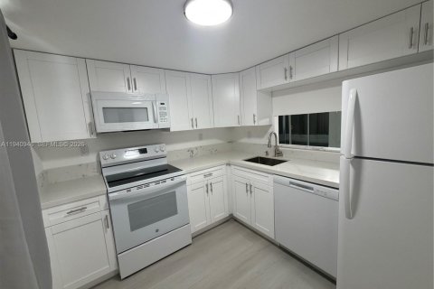 Condo in Lauderdale Lakes, Florida, 1 bedroom  № 2000270 - photo 2