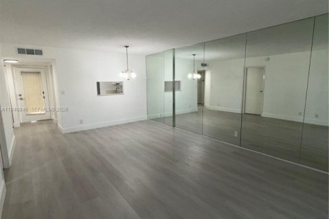 Condo in Lauderdale Lakes, Florida, 1 bedroom  № 2000270 - photo 4