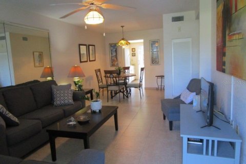 Condo in Saint Petersburg, Florida, 2 bedrooms  № 1757580 - photo 2