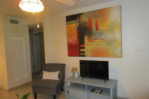 Condo in Saint Petersburg, Florida, 2 bedrooms  № 1757580 - photo 3