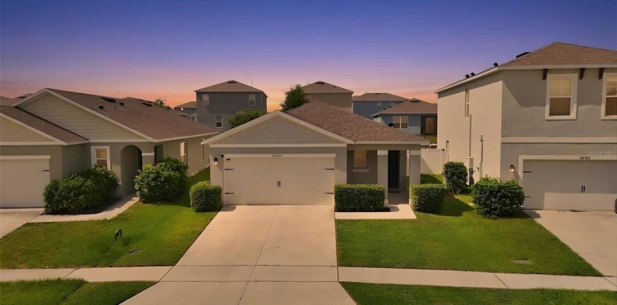 House in Leesburg, Florida 3 bedrooms, 152.82 sq.m. № 2096197