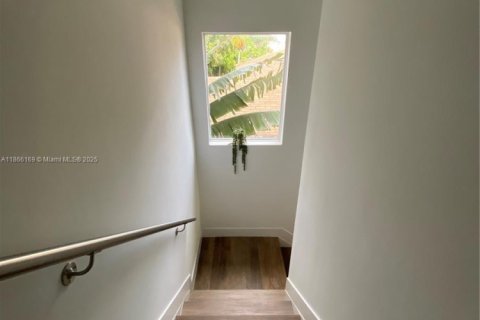 Casa en alquiler en Miami, Florida, 3 dormitorios, 222.97 m2 № 1896119 - foto 17