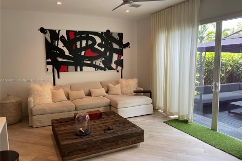 Casa en alquiler en Miami, Florida, 3 dormitorios, 222.97 m2 № 1896119 - foto 10