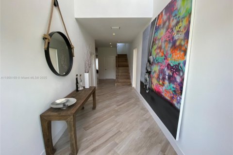 Casa en alquiler en Miami, Florida, 3 dormitorios, 222.97 m2 № 1896119 - foto 2