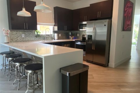 Casa en alquiler en Miami, Florida, 3 dormitorios, 222.97 m2 № 1896119 - foto 8