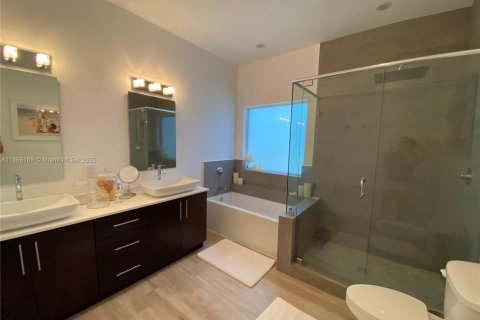 Casa en alquiler en Miami, Florida, 3 dormitorios, 222.97 m2 № 1896119 - foto 12