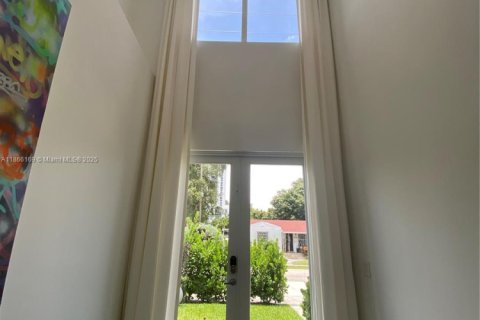 Casa en alquiler en Miami, Florida, 3 dormitorios, 222.97 m2 № 1896119 - foto 3